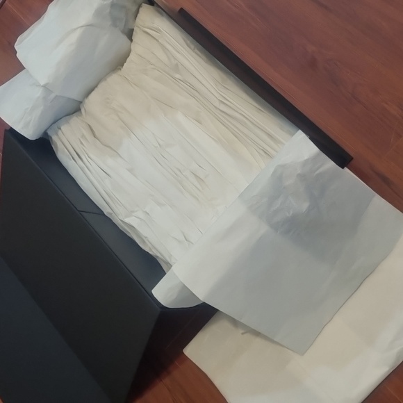 CHANEL Gift Box Black - Picture 5 of 9